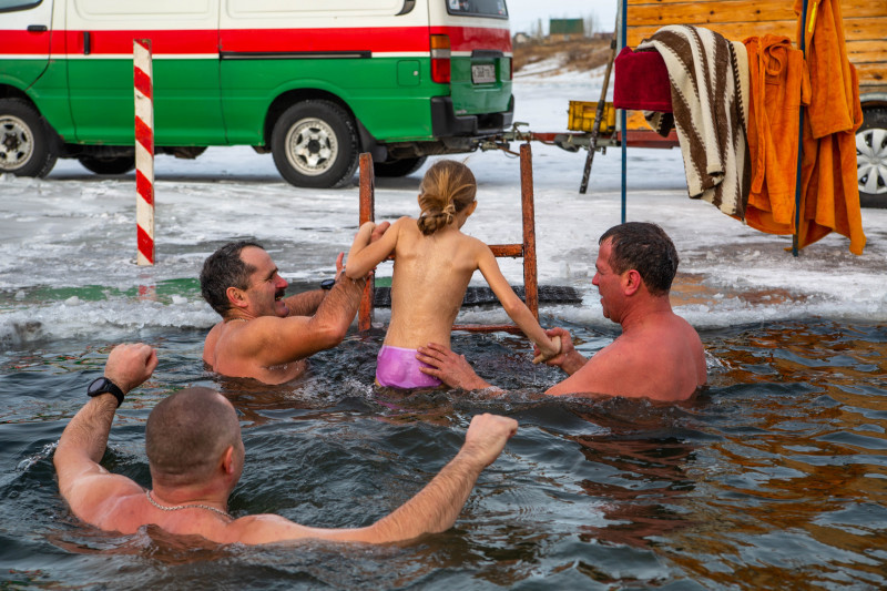 Прорубь для крещенских купаний начали делать на озере Кенон