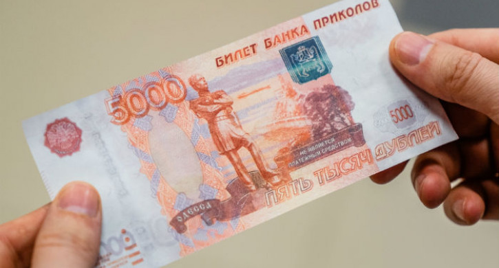Женщина пыталась расплатиться в магазине купюрой «Банка приколов» в Чите