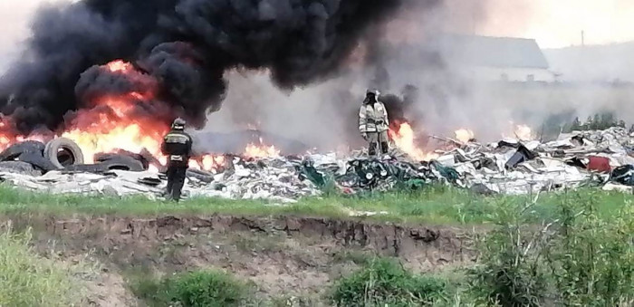 Незаконная свалка снова горит в селе Засопка