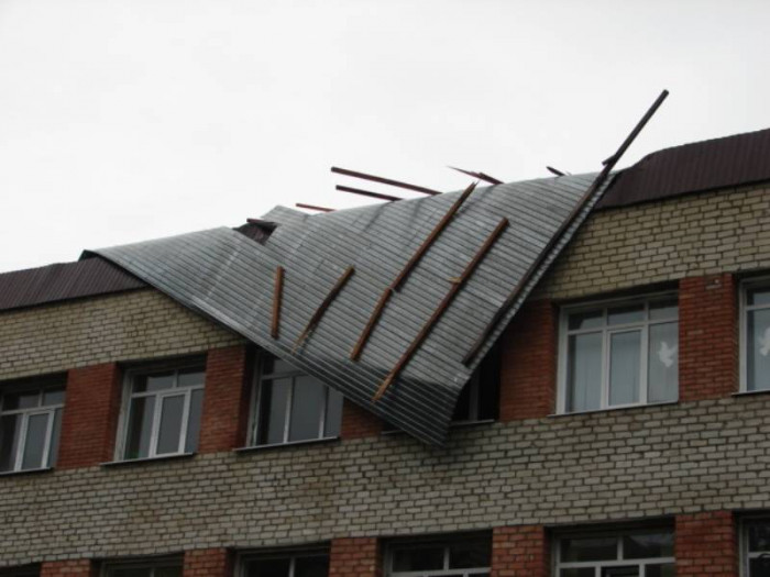 Гурулёв удивился «потерявшимся» деньгам на восстановление крыши в школе с. Беклемишево