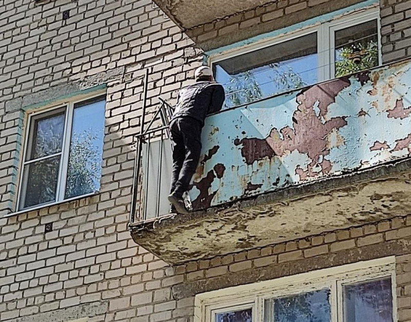 В Забайкалье мужчина сорвался с балкона 5 этажа