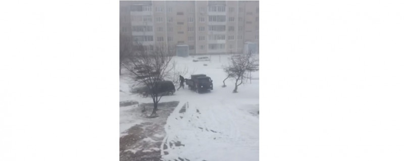 УАЗик застрял в снегу во время метели в Краснокаменске – видео