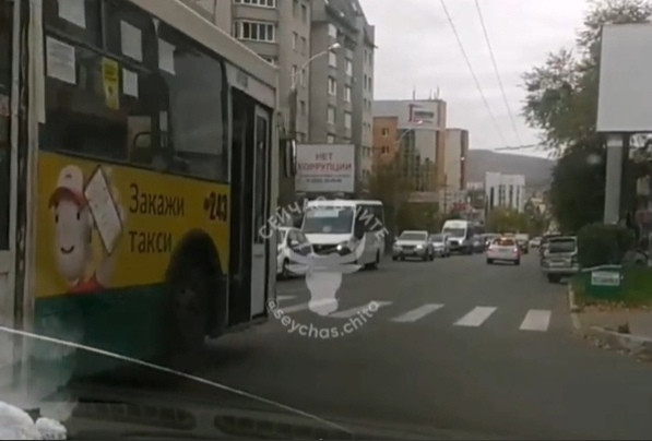Пробка появилась на улице Бутина в Чите из-за ДТП с участием троллейбуса