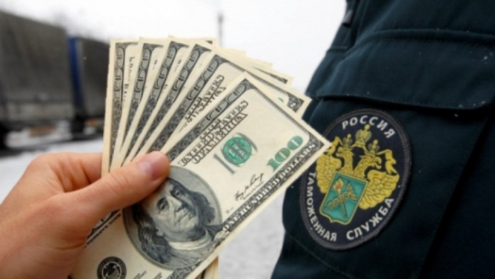 Жителя Москвы осудили за взятку в 50 тыс. долларов на таможне в Чите