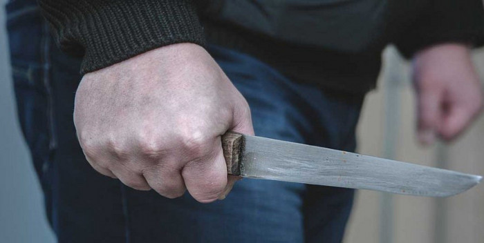 Устроившего поножовщину мужчину поймали в здании школы Краснокаменска