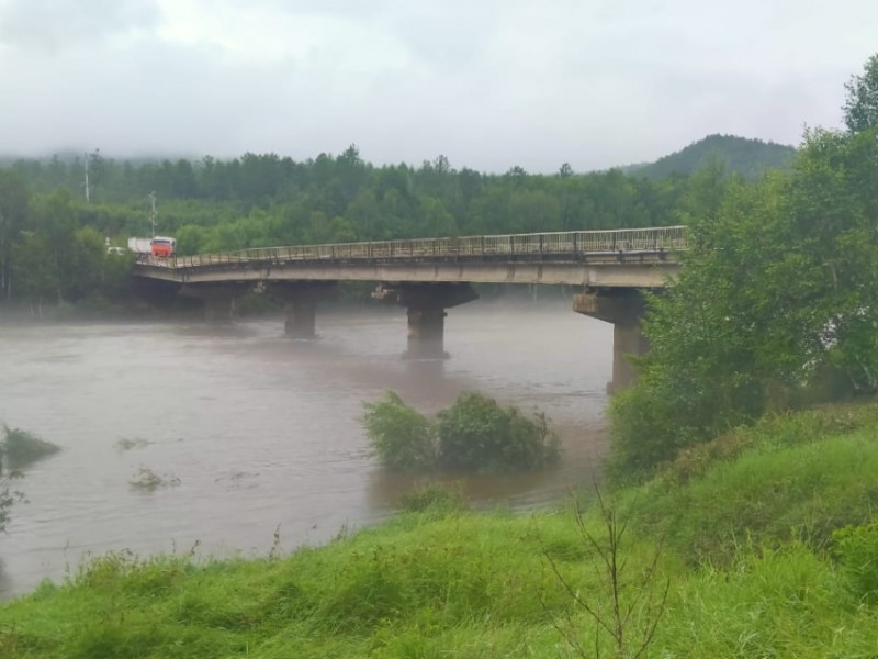 Жители посёлка Забайкалья начали посыпать опору аварийного моста