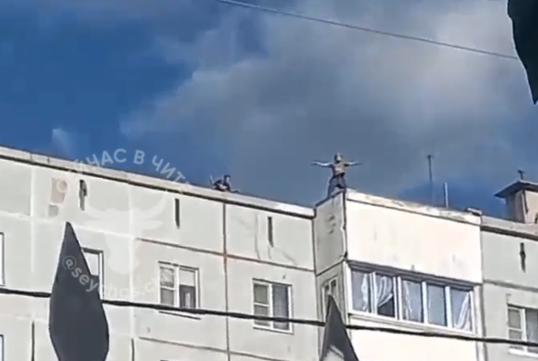 Дети устроили игры на краю крыши девятиэтажки в Чите