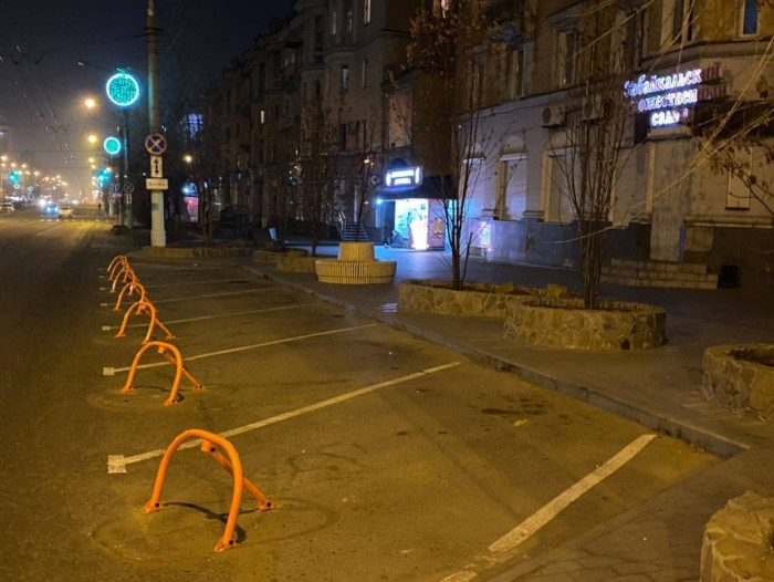 Барьеры на парковке по улице Ленина в Чите появились из-за хитрых водителей – Леснянский