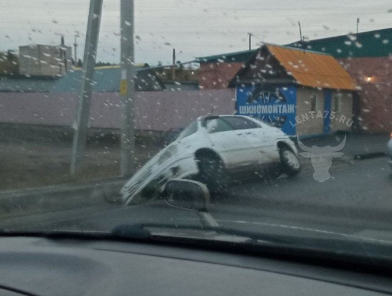 Toyota улетела в ливнёвку на улице Ивановской в Чите