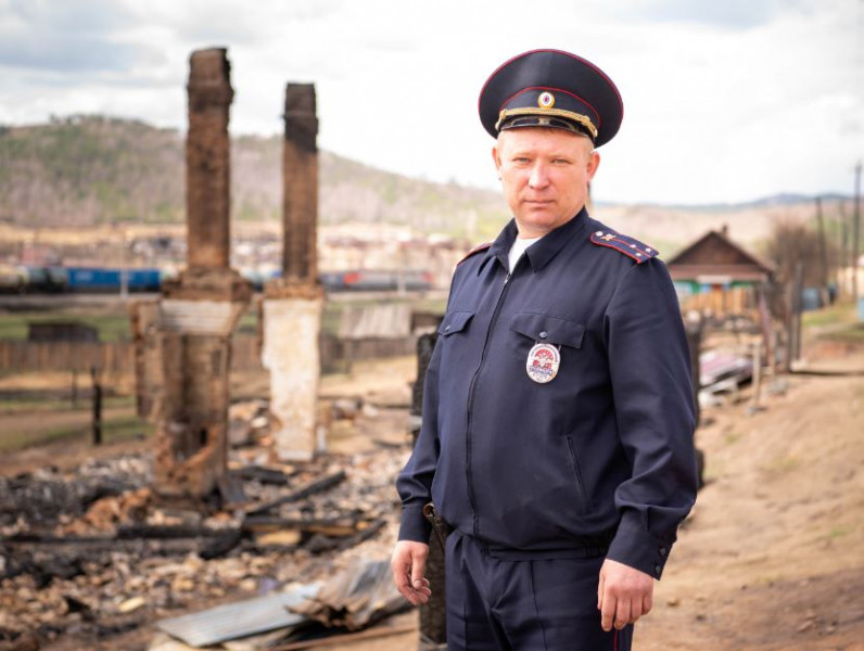 Полицейского, вынесшего газовые баллоны из горящего дома, наградят в Забайкалье