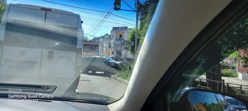 Toyota после ДТП сбила дорожный знак возле кинотеатра «Центавр» в Чите