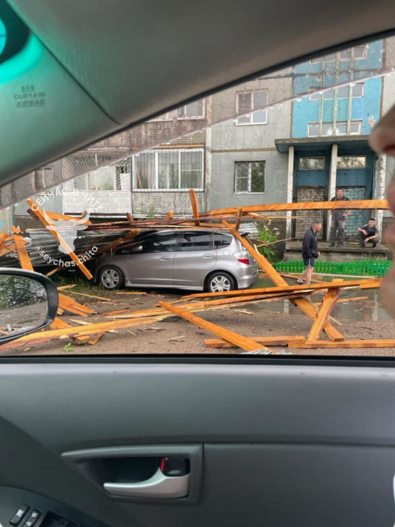 Сорванная кровля придавила автомобиль около дома в 1-м микрорайоне в чите после Урагана. Фото: telegram-канал «Сейчас в Чите»