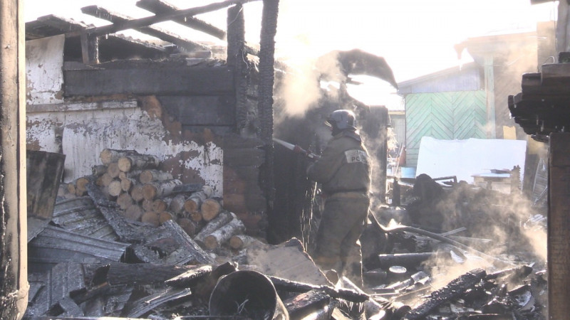 Загоревшийся гараж в Чите чуть не лишил семью жилья