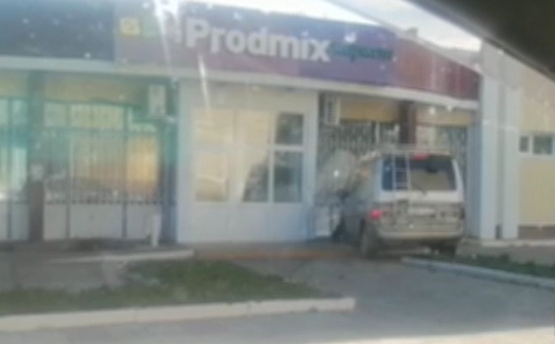 Микроавтобус врезался в магазин в Краснокаменске