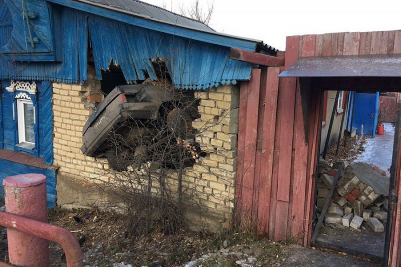 Пьяный водитель Toyota влетел в частный жилой дом в городе Сретенске
