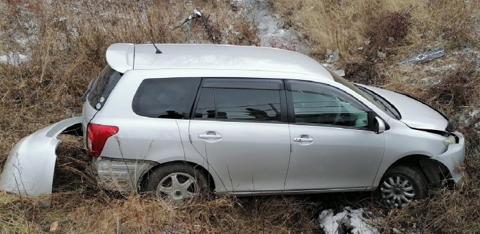 Водитель Toyota Fielder вылетел с дороги в Забайкалье