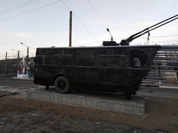 Жителя города удивил чёрный памятник возле троллейбусного депо в Чите