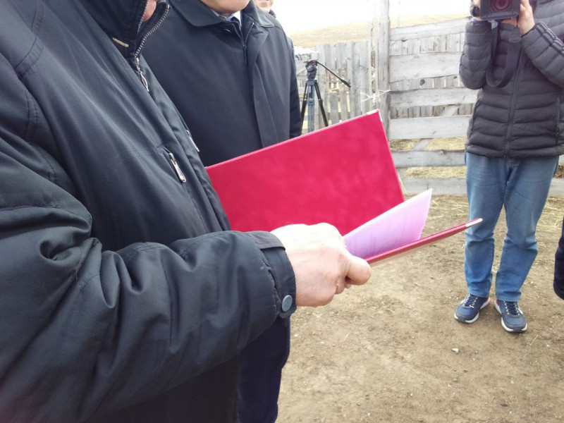 Директора хозяйства в Забайкалье наградили ручкой и блокнотом от комитета Госудумы