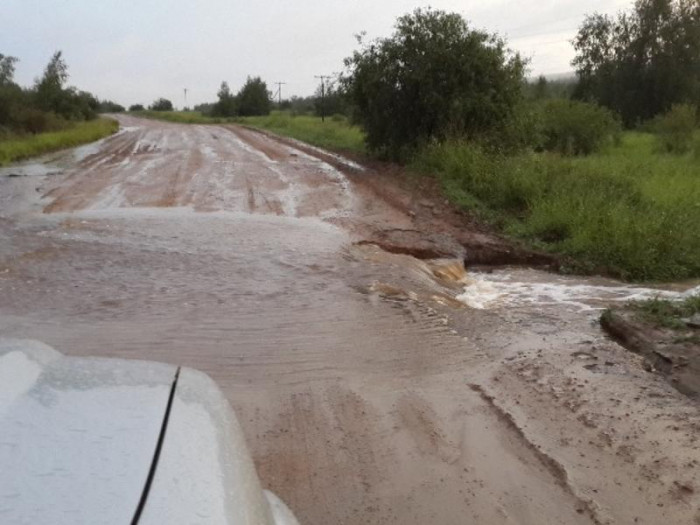 Дожди так размыли дорогу что дальше пришлось. Дороги Усть Ишимского района. Дорога Усть Ишим малая бича. Размыв дорожного полотна около села Аппаково. Дорога Усть-Ишим Загваздино.