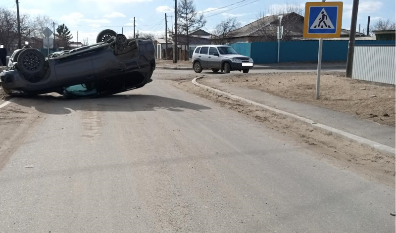 Автомобиль перевернулся из-за аварии в посёлке Забайкалья