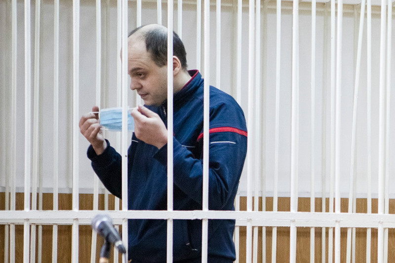 Максима Мочалова судят по обвинению в том, что он задушил бабушку