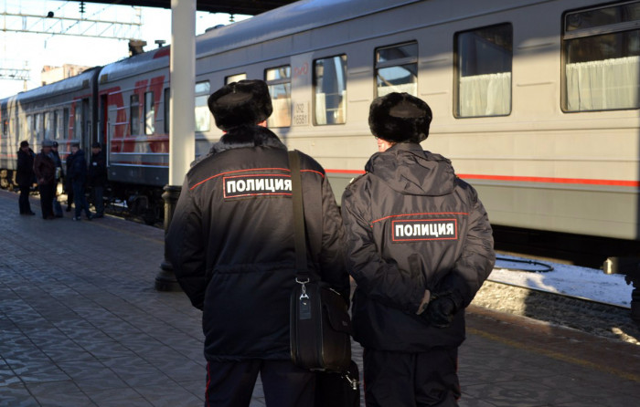 Пьяного пассажира поезда осудят за оскорбления полицейских в Забайкалье