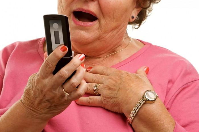 Пенсионерка из Читы украла телефон, чтобы подарить его внучке