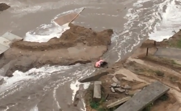 Читинка упала в поток воды в центре Читы