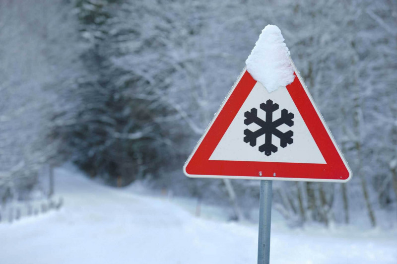 Снег выпал на федеральной трассе «Байкал» в Забайкалье, водителей попросили соблюдать осторожность