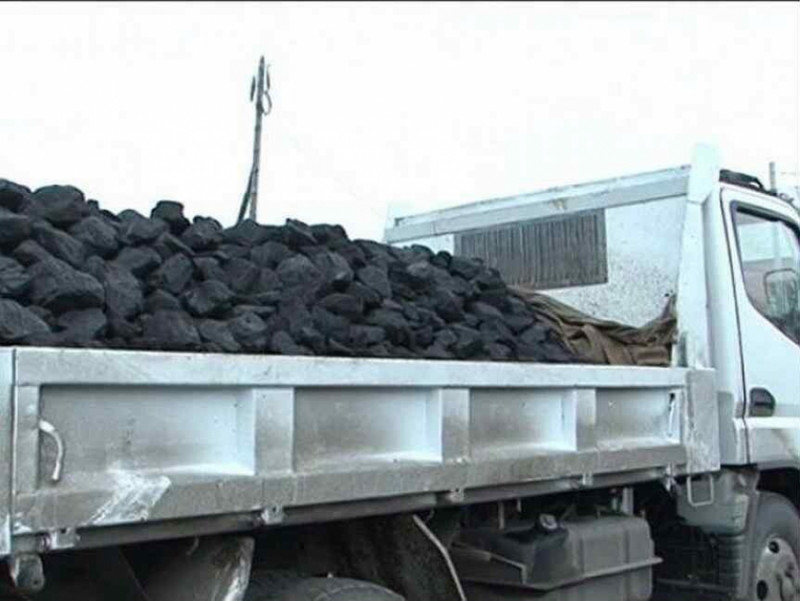 Грузовик с углём завяз на вспученной дороге в Шелопугинском районе
