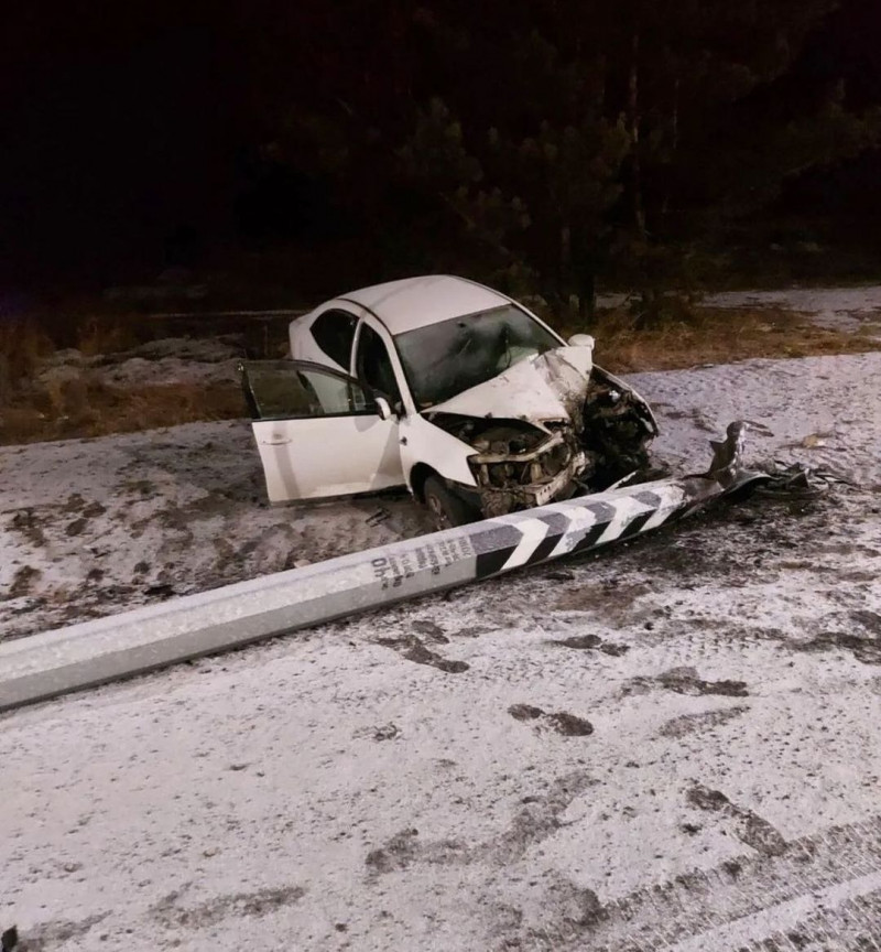 Пьяный водитель Toyota Allion ночью снёс столб на трассе под Читой
