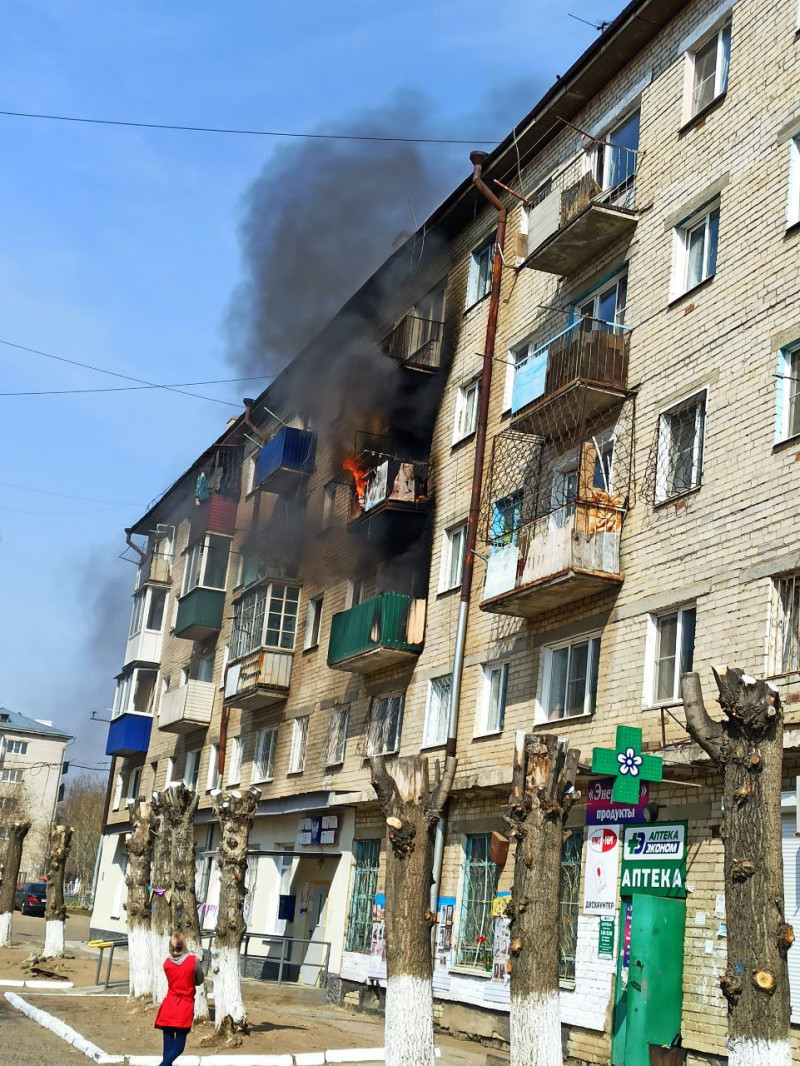 Пожарные тушат квартиру в доме на ГРЭСе в Чите (ВИДЕО)