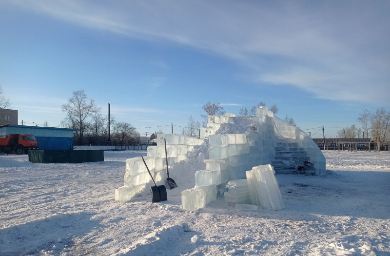 Подростки разбили блоки льда для горки в Чернышевске