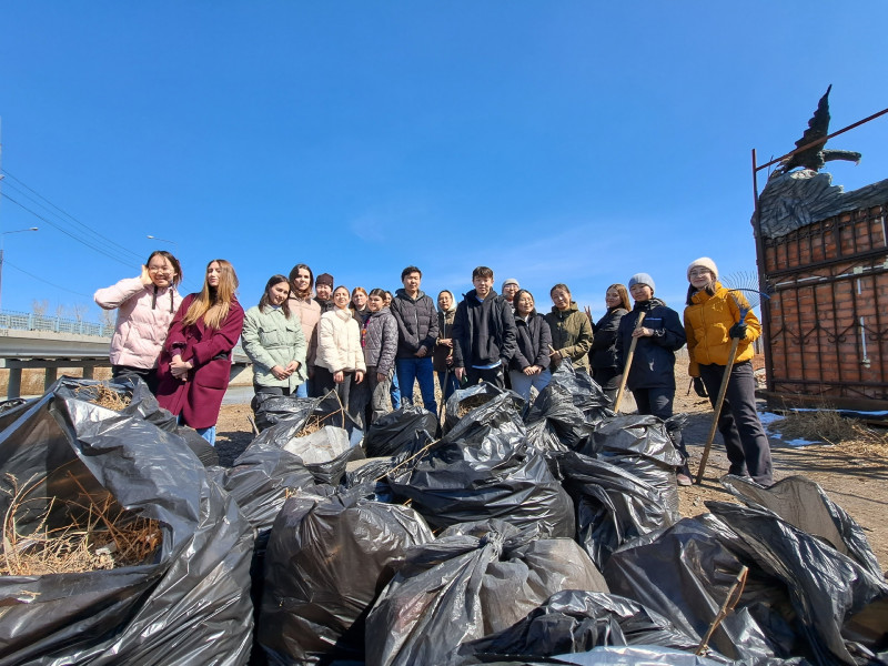 Волонтёры на субботнике в Чите собрали 25 мешков мусора на набережной