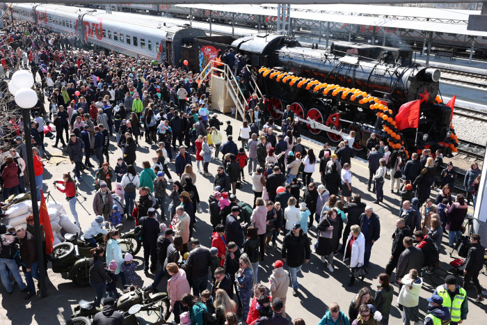 Сотни жителей Читы посетили ретро-поезд Победы 9 мая