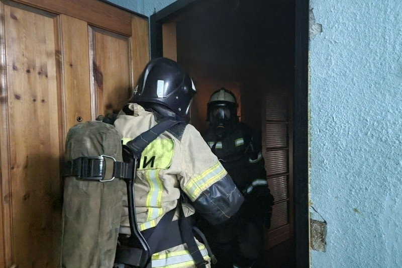 Жильцов 10-этажки в Чите эвакуировали из-за пожара в подъезде