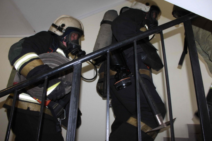 Пожарные спасли женщину из горящей многоэтажки в Чите