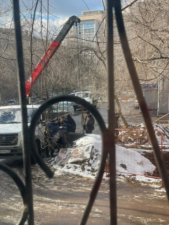 Яму возле детской площадки во дворе дома по улице Угданская, 61, закопали в Чите