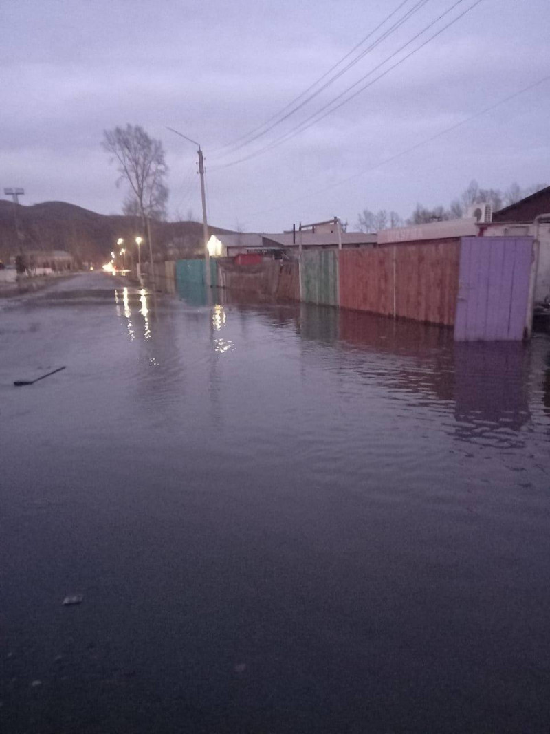 «Забайкалпожспас» начал спасать людей в подтопленных домах посёлка Забайкалья