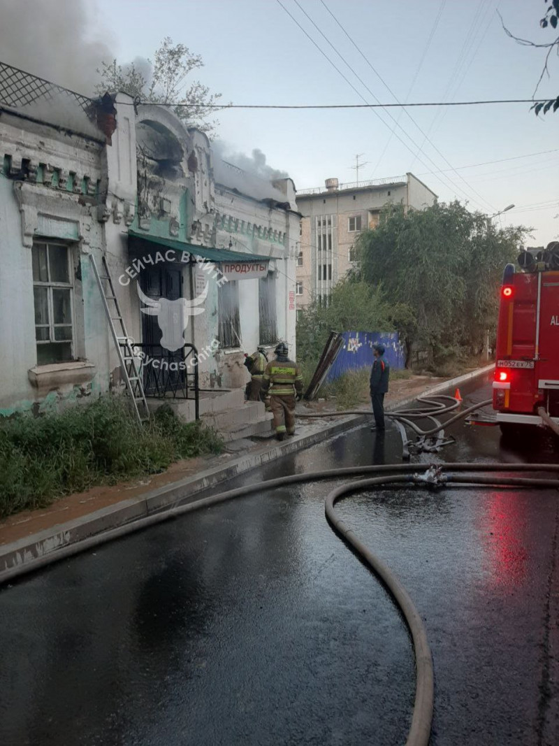 Огонь повредил две квартиры в доме по улице Смоленская, 93. Фото: telegram-канал «Сейчас в Чите»