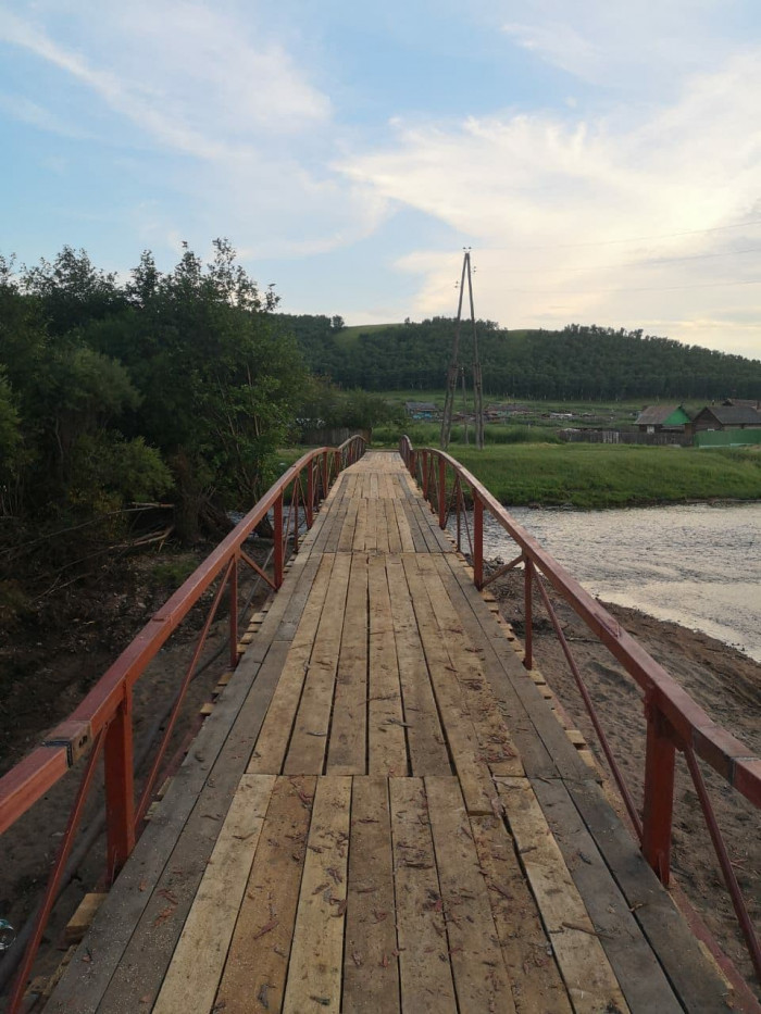 Пешеходный мост в селе Усть-Наринзор Сретенского района Забайкалья
