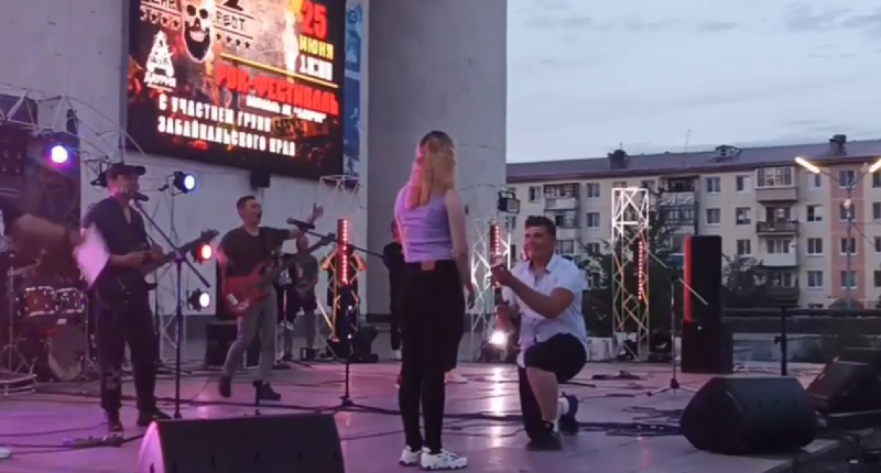Житель Краснокаменска сделал предложение девушке на рок-фестивале