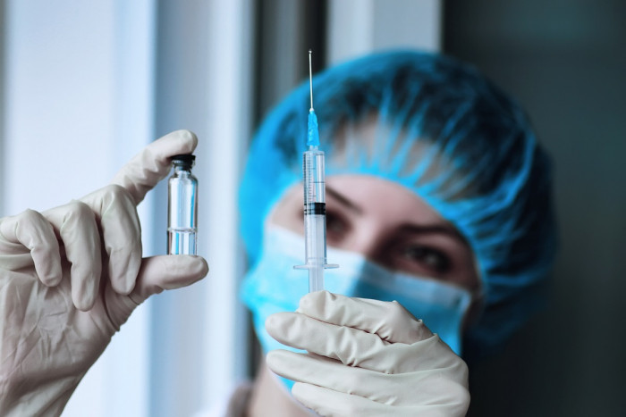 Медики Забайкалья из «красной зоны» получили вторую прививку от COVID