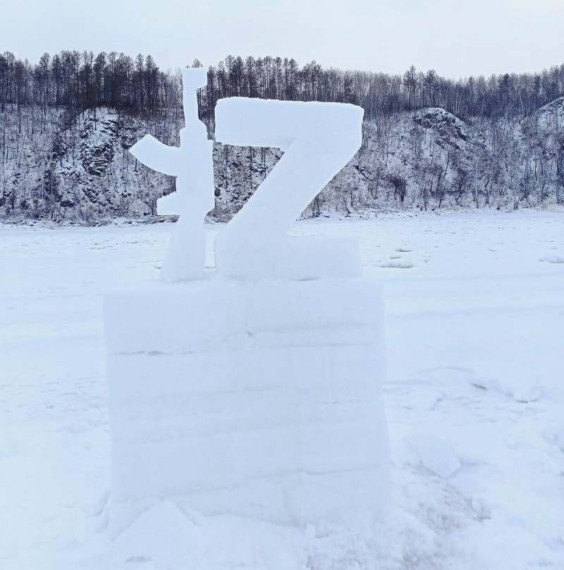 Символ Z, крепость и медведя вылепили из снега супруги в селе Забайкалья
