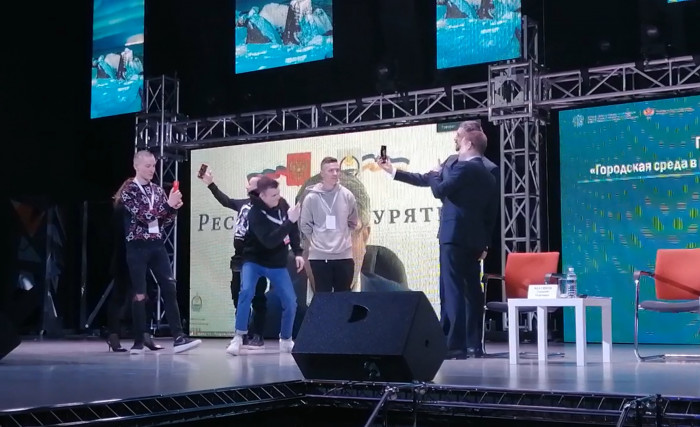 Осипов и Чекунков записали видео в TikTok на сцене «Мегаполиса» в Чите