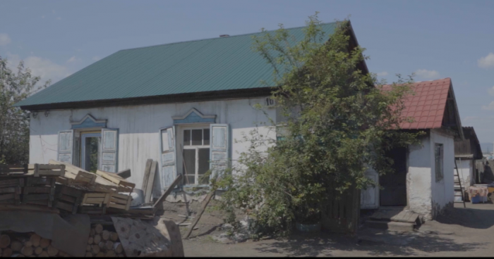 Восстановить дом после пожара пожилым женщинам помогли добровольцы и «Алюком»