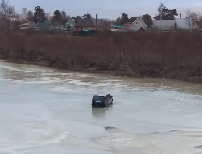 Автомобиль колёсами провалился под лёд на реке в Чите