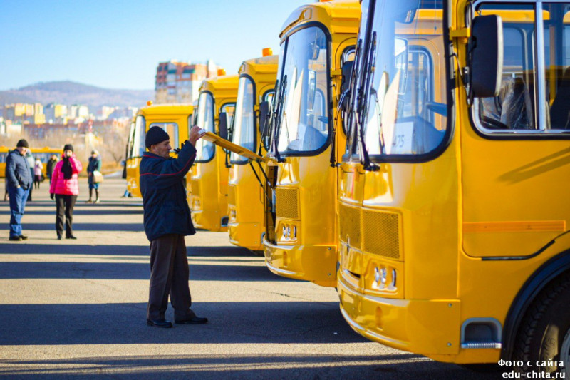 Новые школьные автобусы получат пять школ Читы