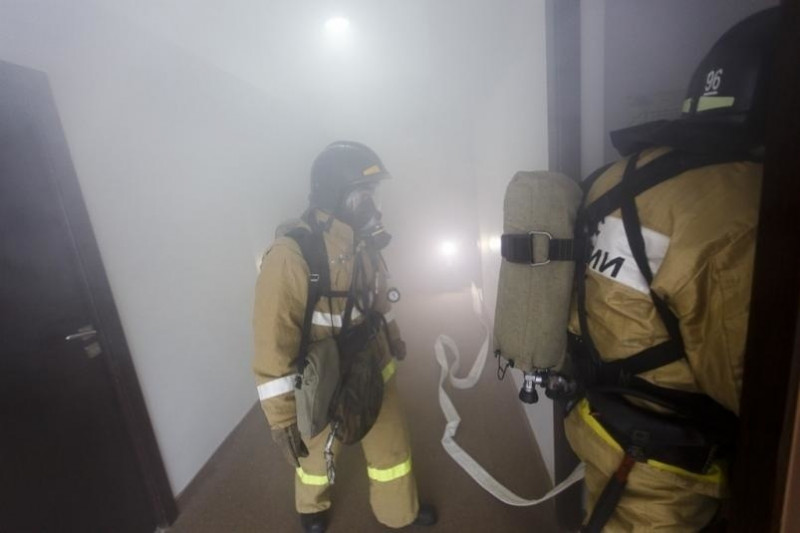 Пожарные спасли отравившуюся угарным газом пенсионерку из горящей квартиры в Краснокаменске