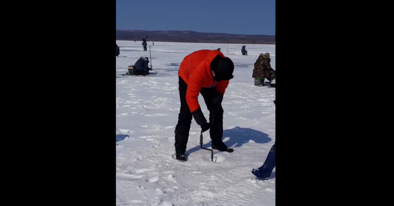 Осипов сделал лунку на озере Шакша под Читой на соревнованиях по подлёдной рыбалке – видео